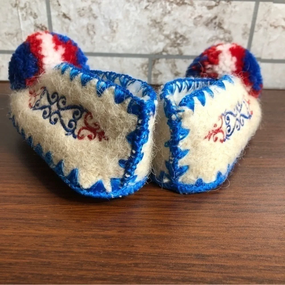 Minas‎ Greek handmade children’s Leather and wool slippers Pom-pom Size 3